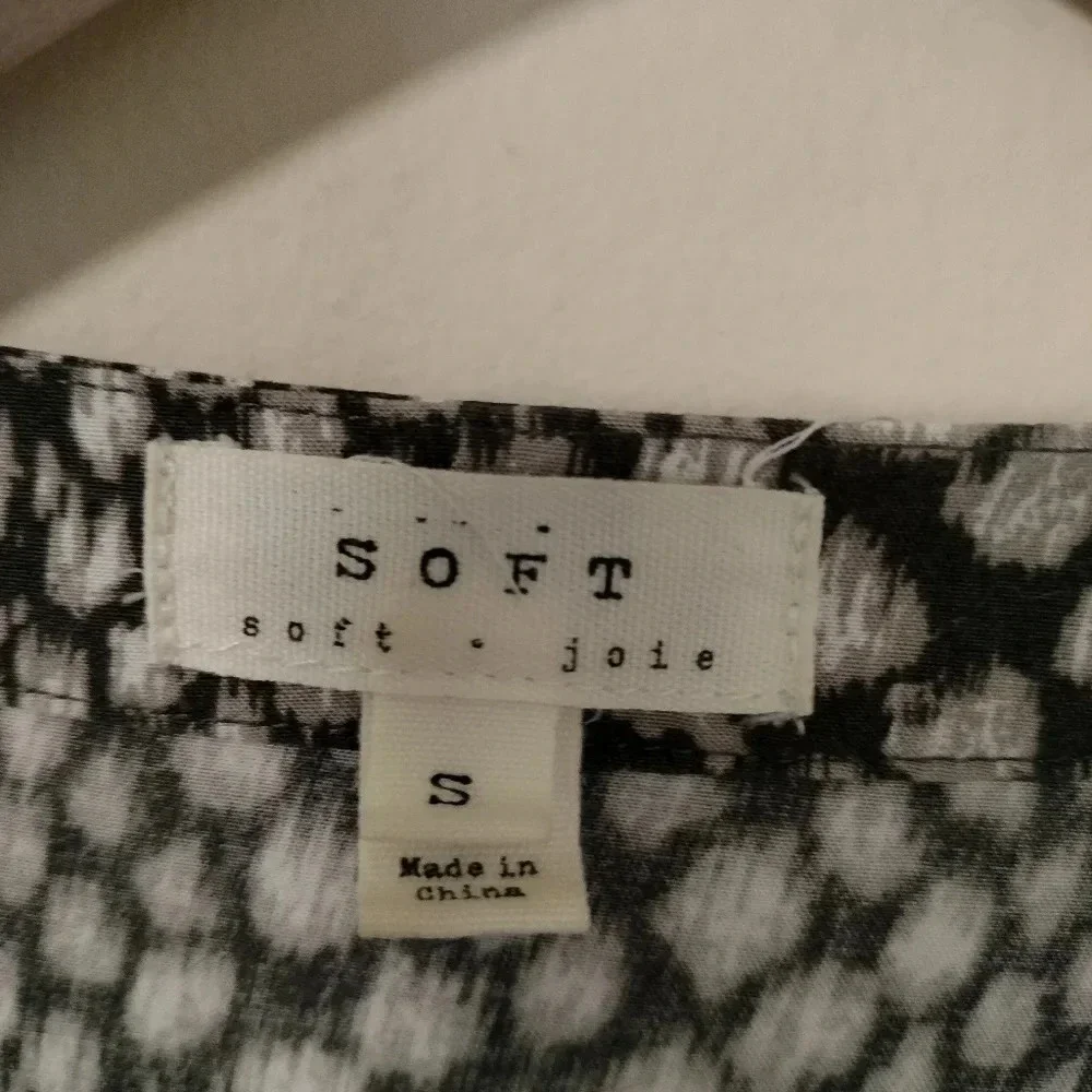 Soft Joie Sz SMALL Black Gray Snake Pattern Long Sleeves V Neckline Top - Picture 4 of 8